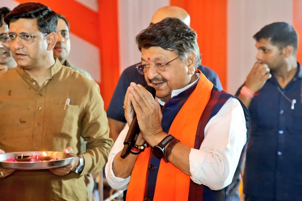 इंदौर में श्रीराम कथा का दिव्य आयोजन, व्यासपीठ पूजन कर की गई सर्वमंगल की कामना